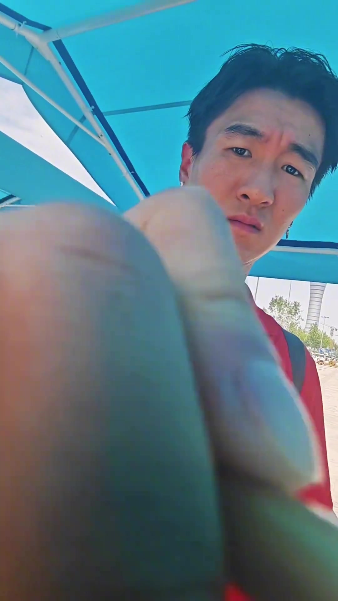 表情扭曲韋世豪頂著大熱天給球迷簽名濟(jì)南中午像火爐