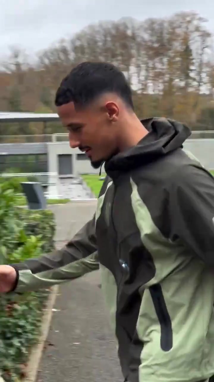 不愧是時(shí)尚之都法國(guó)此前的抵達(dá)視頻誰(shuí)的穿搭最有型