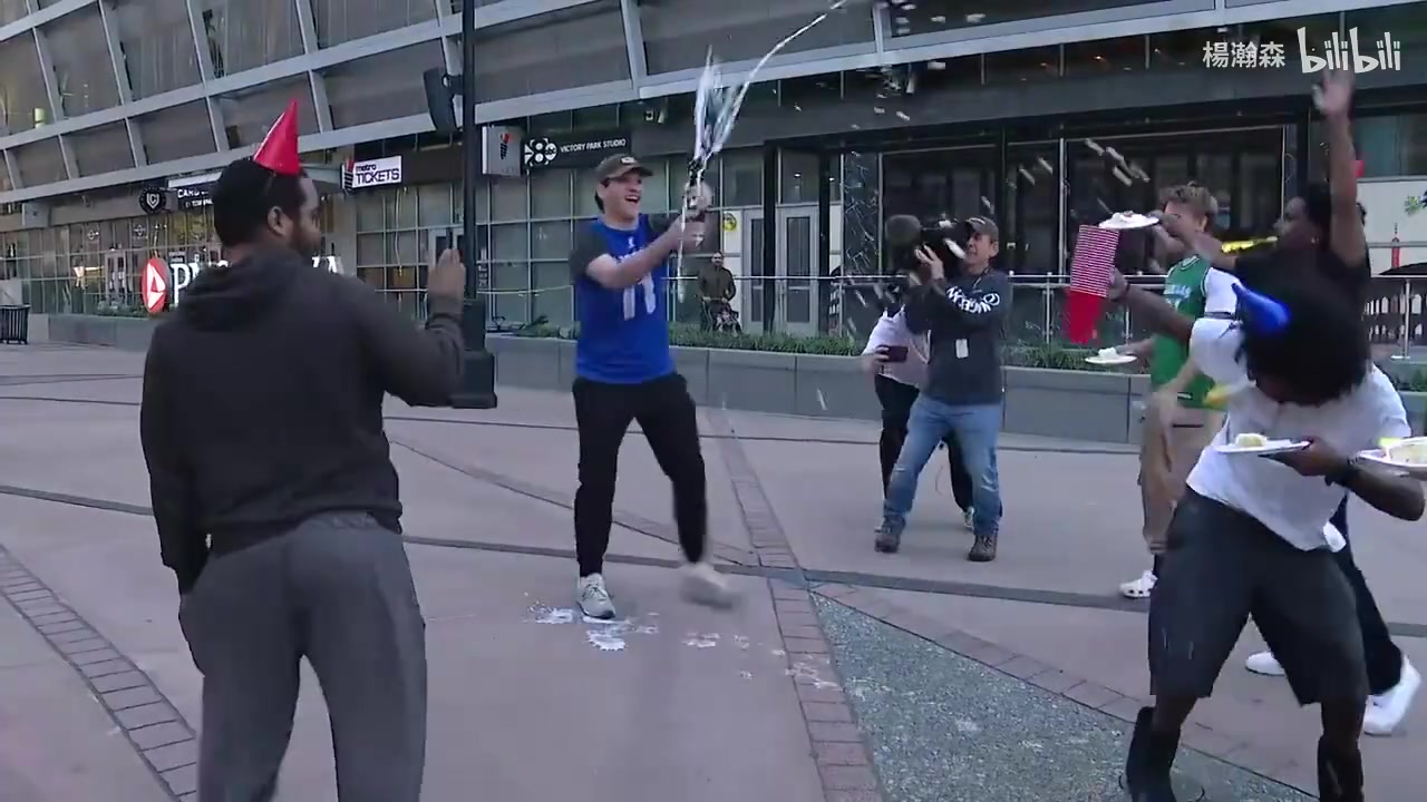 過(guò)年了尼科被裁后獨(dú)行俠球迷身穿東契奇球衣來(lái)到球館前慶祝