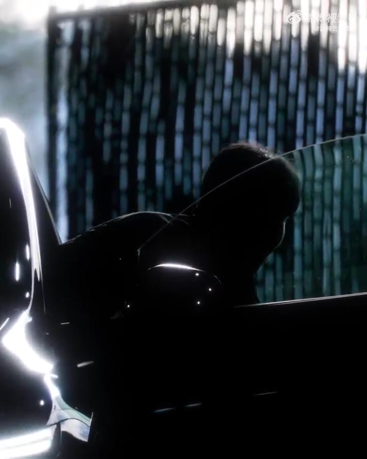 整這么帥的楊瀚森抵達球館一身黑大衣粉色小書包