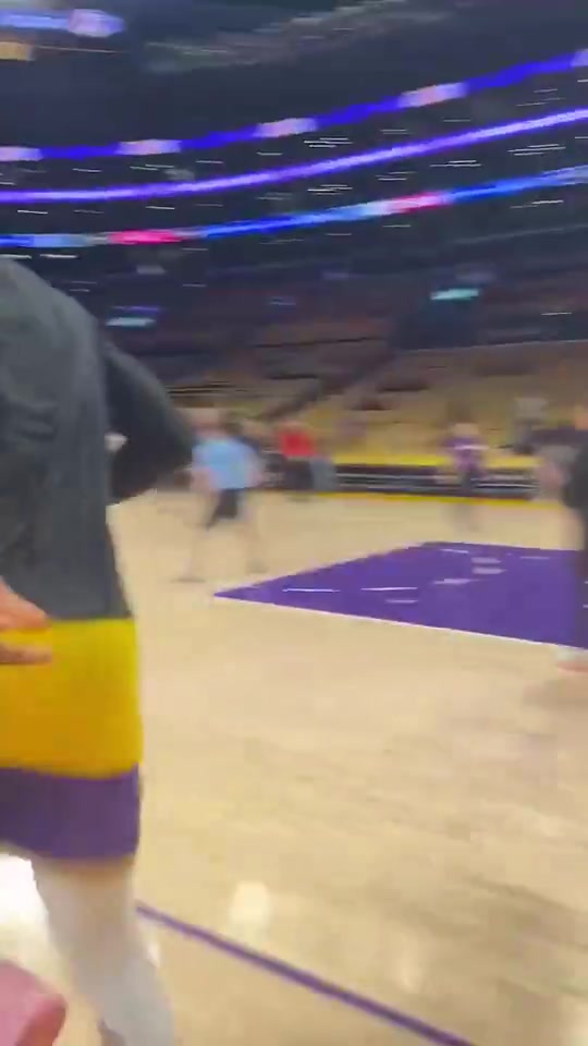 此前名場面詹姆斯熱身又從狄龍身旁跑過去隨后投了一個超級離譜的三分