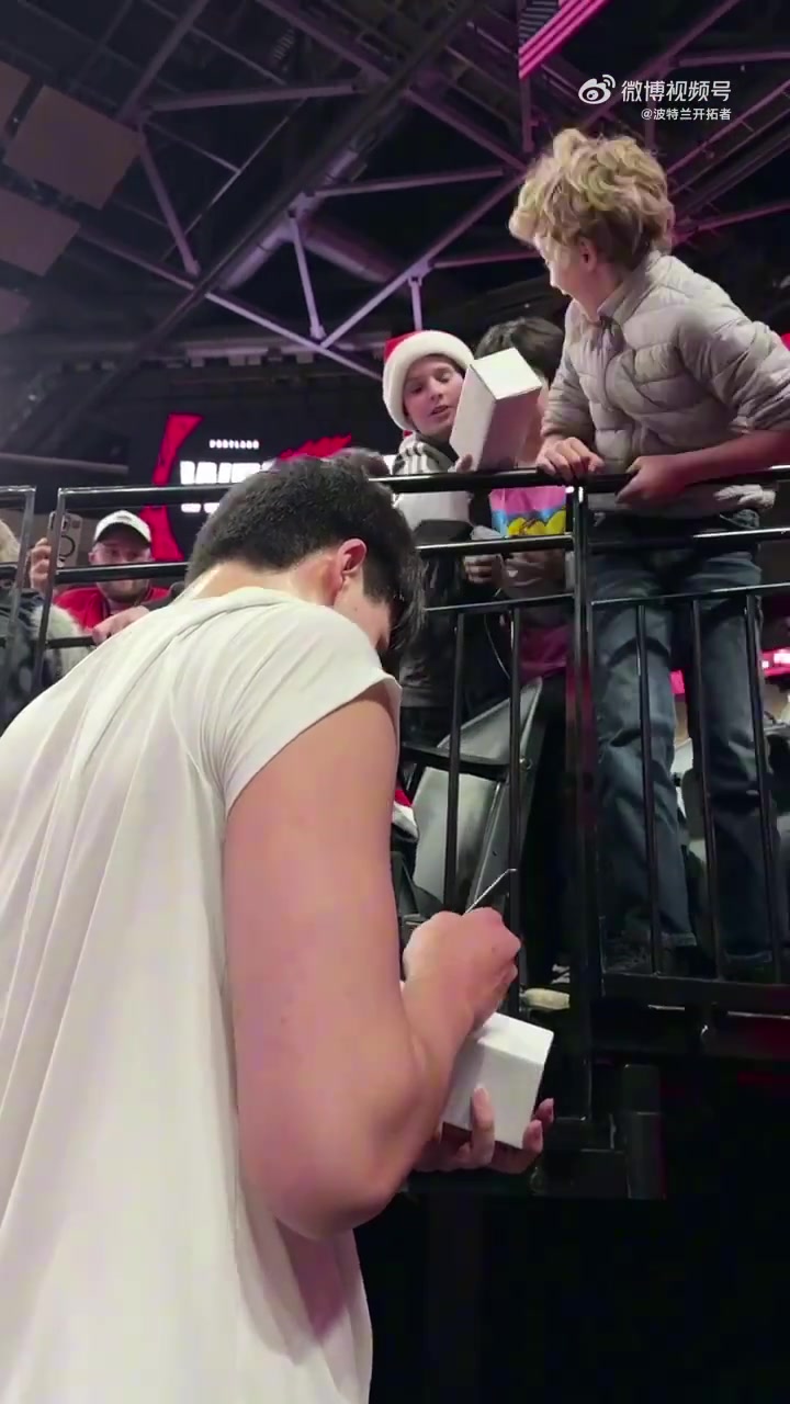 今天沒上場小球迷拿到楊瀚森的簽名后顯得十分激動