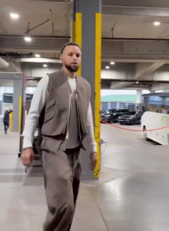 勇士客場開拓者庫里抵達球館狀態(tài)輕松