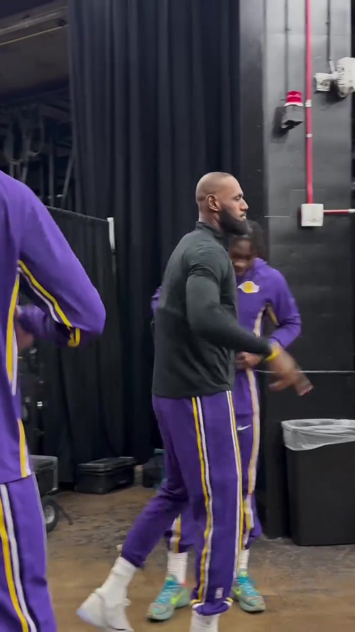 湖人四連客第一場對陣太陽賽前詹姆斯和隊友做出不同的激勵動作