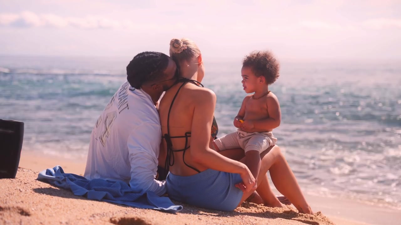 今天成功求婚拉塞爾此前與女友帶著娃在海邊溫馨度假