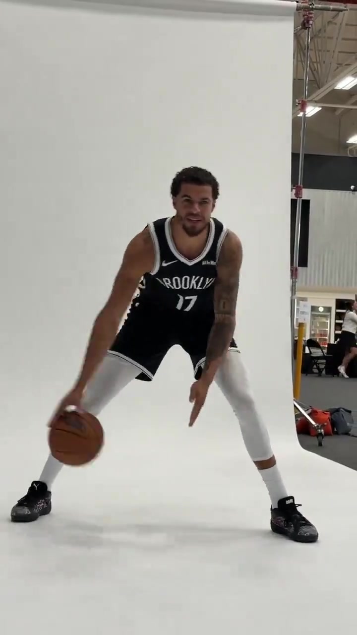 運球咋這么別扭呢小波特身披籃網(wǎng)球衣拍攝定妝照