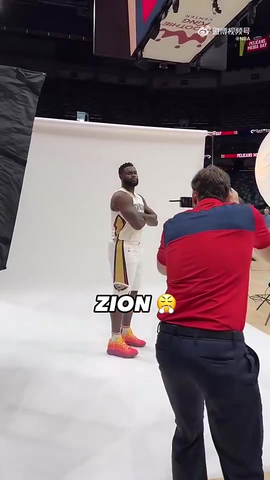 明顯減重錫安去年拍定妝照的胖成這樣今年一下子瘦很多了