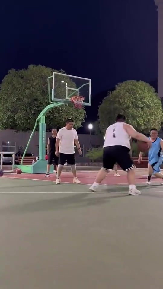 笑死網(wǎng)友打趣這會(huì)不會(huì)是東契奇退役以后打球的樣子