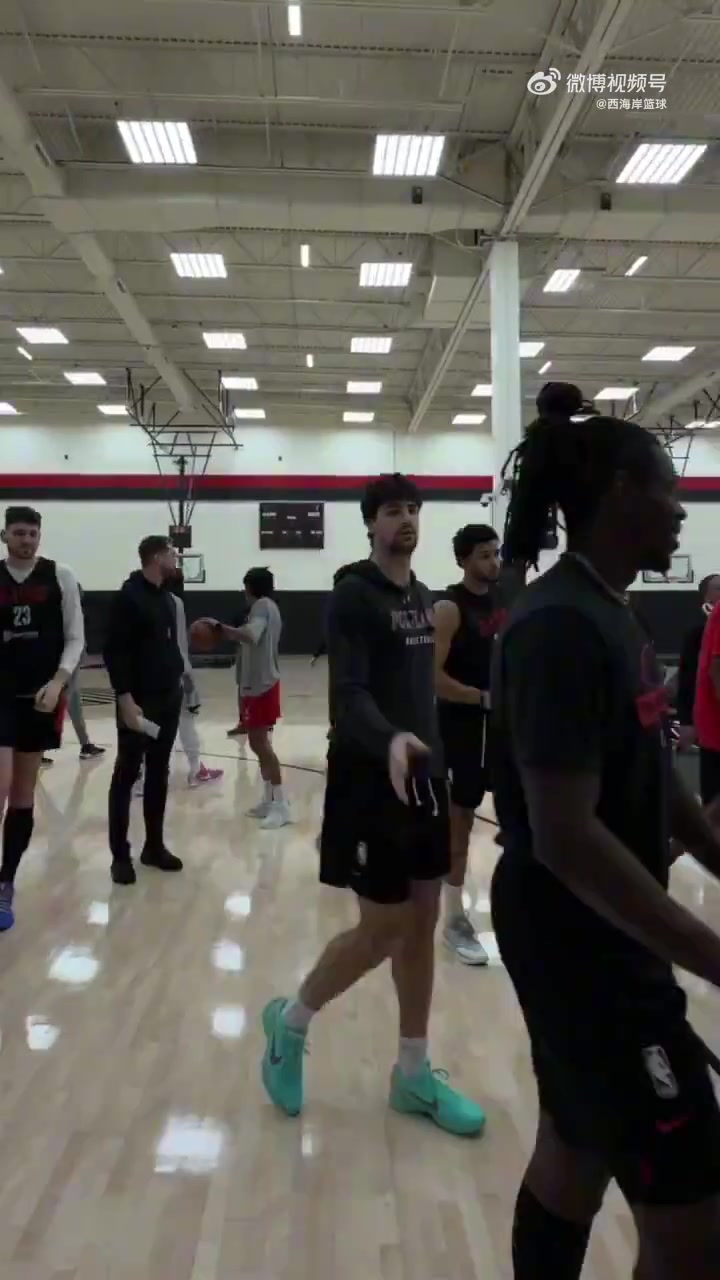 氛圍不錯(cuò)開(kāi)拓者今日隊(duì)內(nèi)訓(xùn)練一覽楊瀚森扔進(jìn)3分后激動(dòng)呼喊