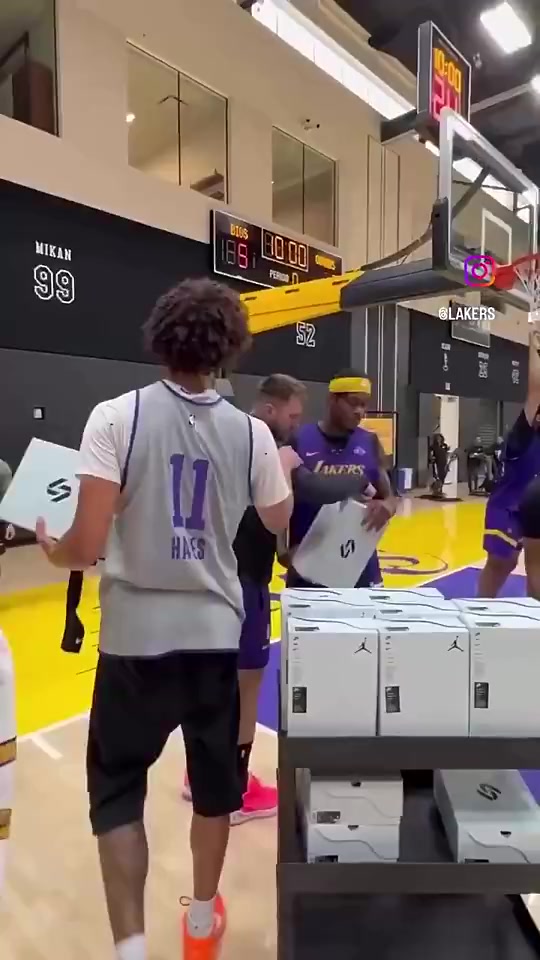 77真慷慨啊東契奇之前就有給隊(duì)友每人送一雙自己的新球鞋