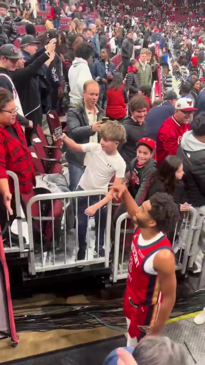 球迷在球員通道向普爾喊道追夢(mèng)根本不該打你