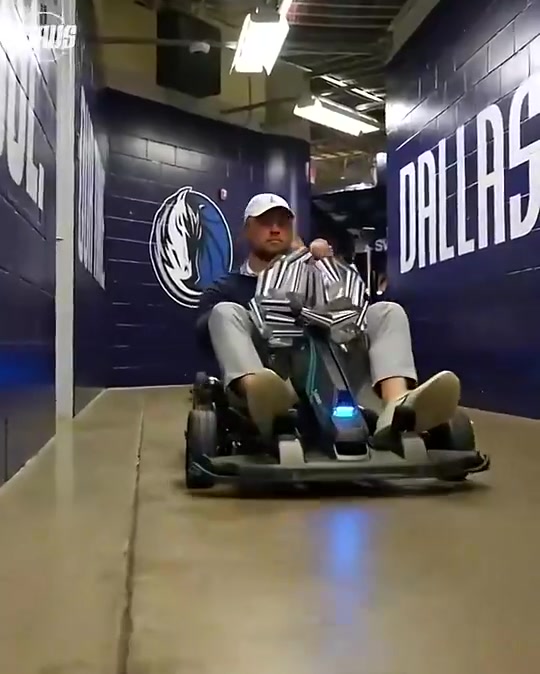 真是有心去年圣誕節(jié)東契奇就曾給獨(dú)行俠隊(duì)每人送了一輛卡丁車(chē)