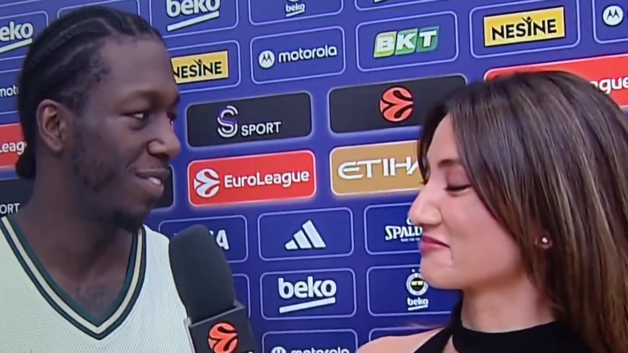 顏值真不賴(lài)采訪納恩的是申京閨蜜土耳其美女記者Aksoy