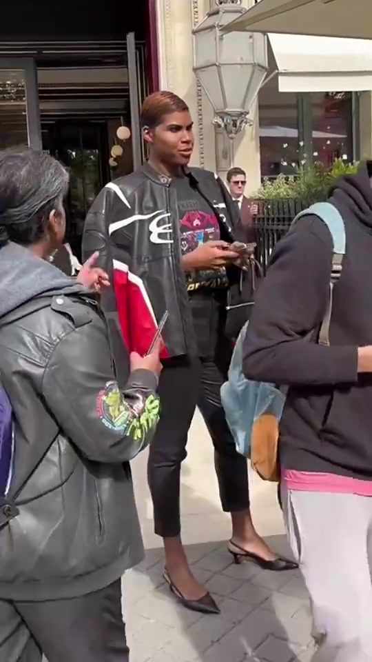 魔術(shù)師兒子EJ醬與粉絲合影這天賦不打球是不是可惜了