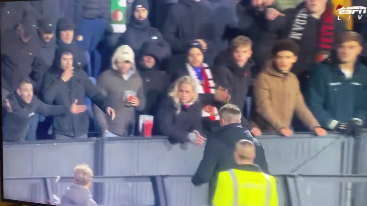 近9場(chǎng)吞7負(fù)費(fèi)耶諾德球迷訓(xùn)話范佩西后者俯身傾聽(tīng)頻頻點(diǎn)頭