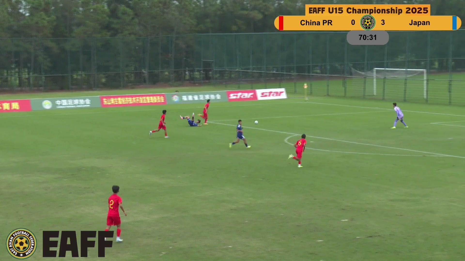 黃牌國(guó)足U15在后場(chǎng)出球遭到日本隊(duì)逼搶無(wú)奈只能上手拉人