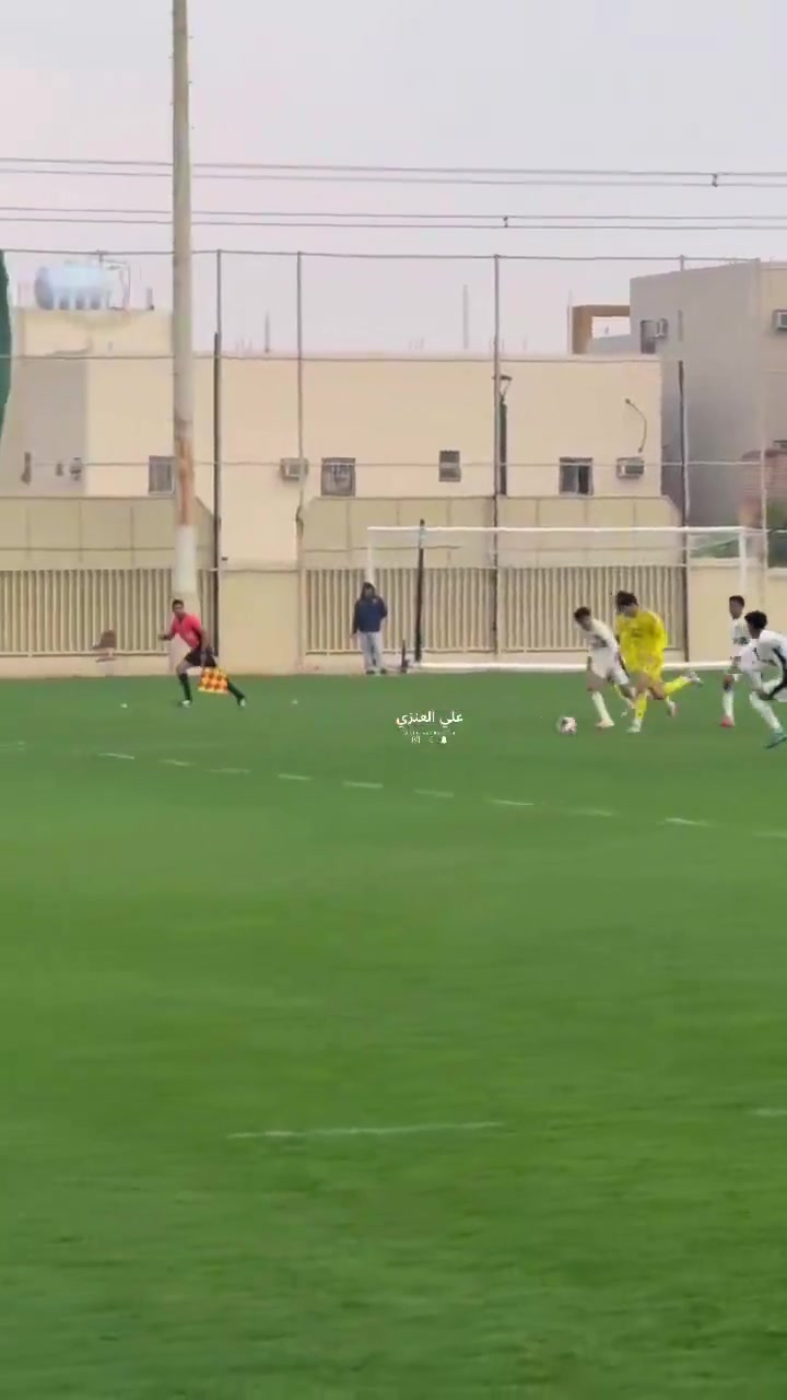 C羅兒子第一下頭球錯(cuò)失機(jī)會(huì)而后接隊(duì)友橫傳后一蹴而就