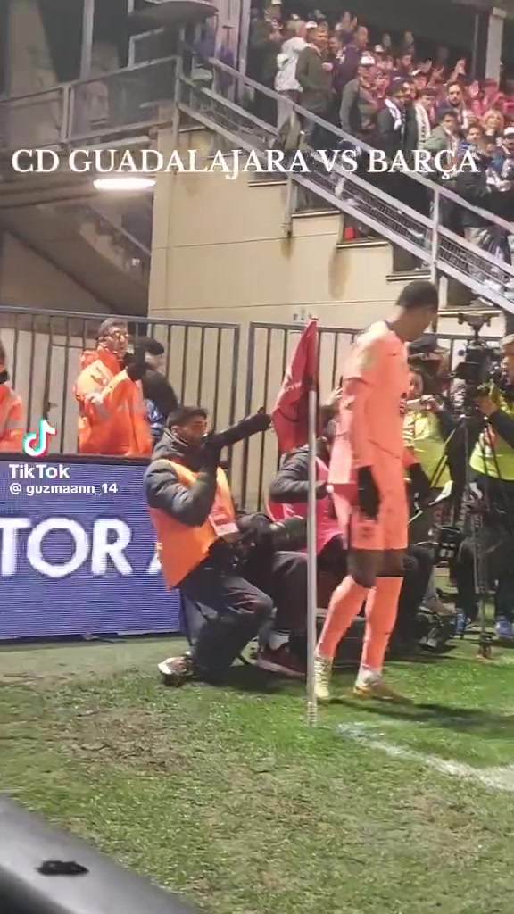 沒(méi)有生氣和抱怨拉什福德幫攝影師搬走設(shè)備