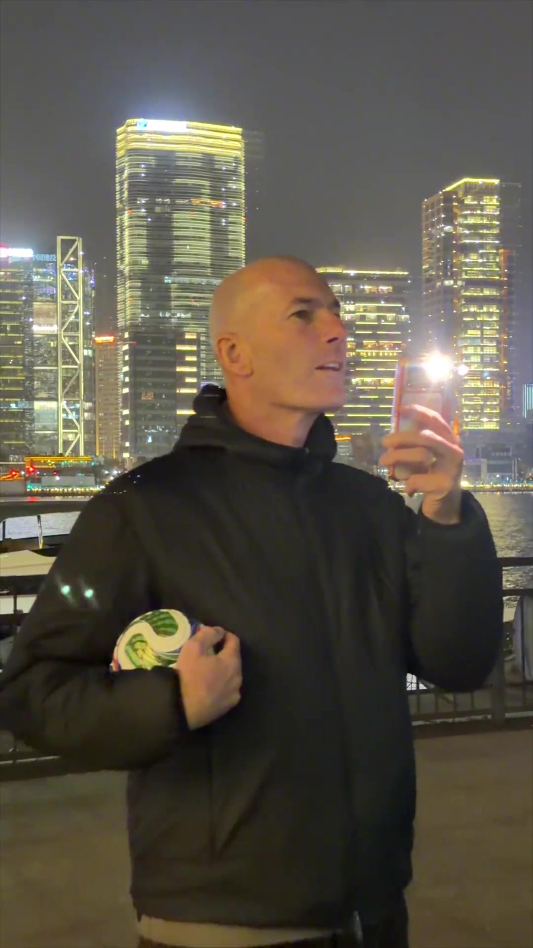 什么水平?齊達(dá)內(nèi)與花開富貴們踢毽子