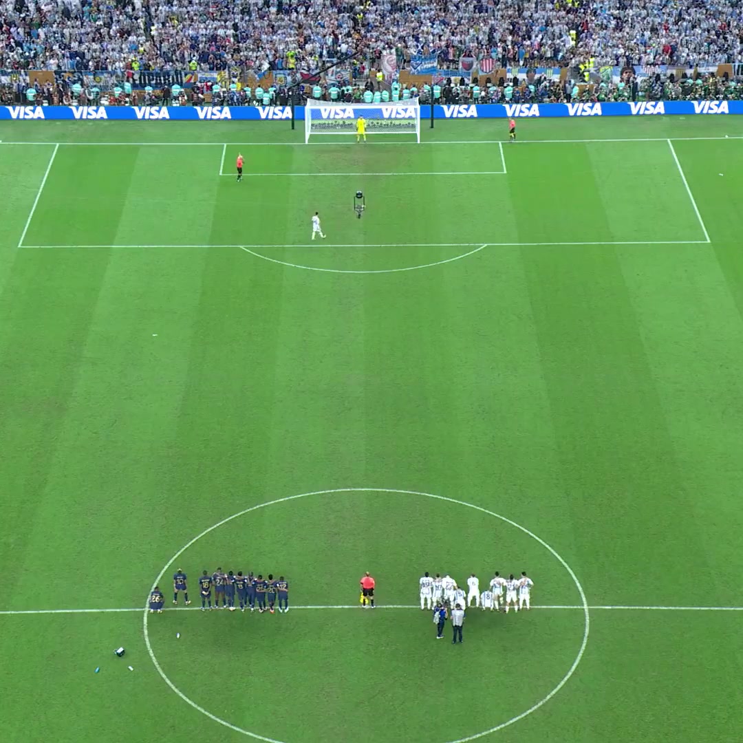 世界杯官推回顧阿根廷奪冠那一刻跑走的隊友返回?fù)肀肺? class=