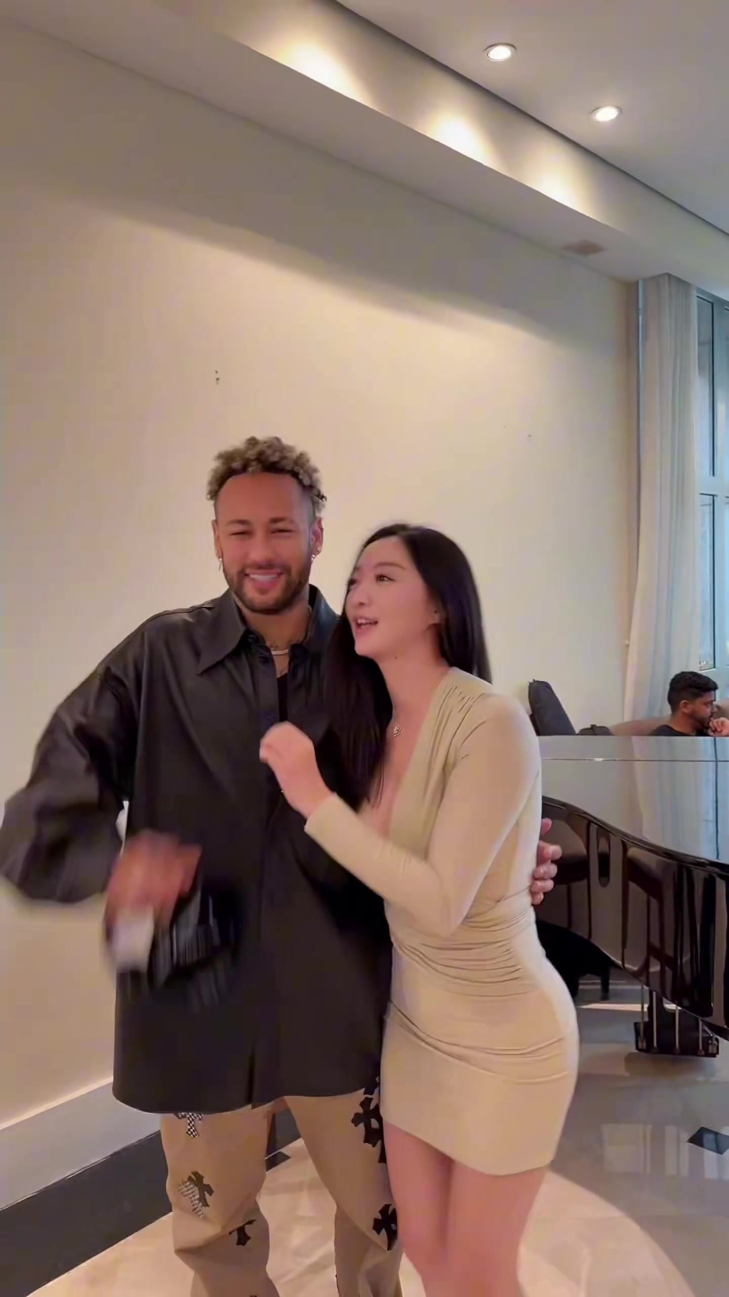 真的假的是AI嗎女網(wǎng)友發(fā)和內(nèi)馬爾合影視頻互動十分親密